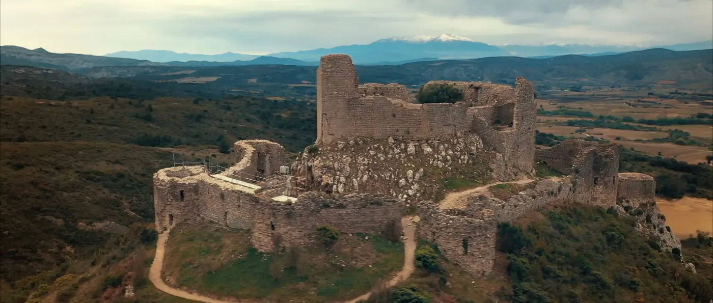 Le château d'Aguilar et ses enceintes au milieu des vignes