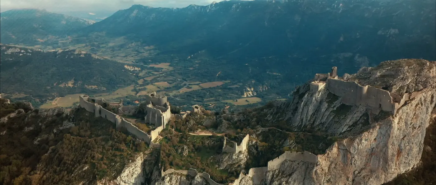 Le château de Peyrepertuse sur sa crête calcaire, les Corbières en contrebas