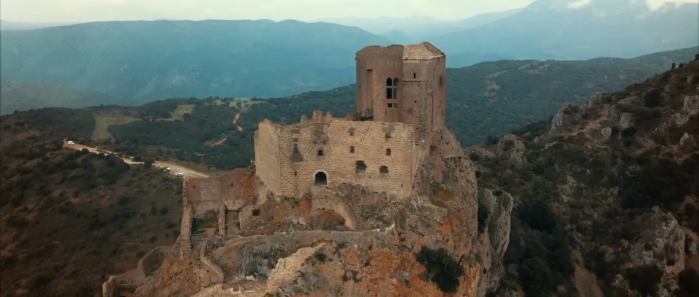 Château de Quéribus au sommet de son piton, plan aérien du film