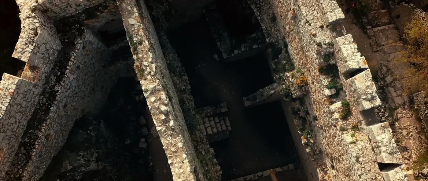 Vue zénithale des ruines d'un château cathare sur son éperon rocheux