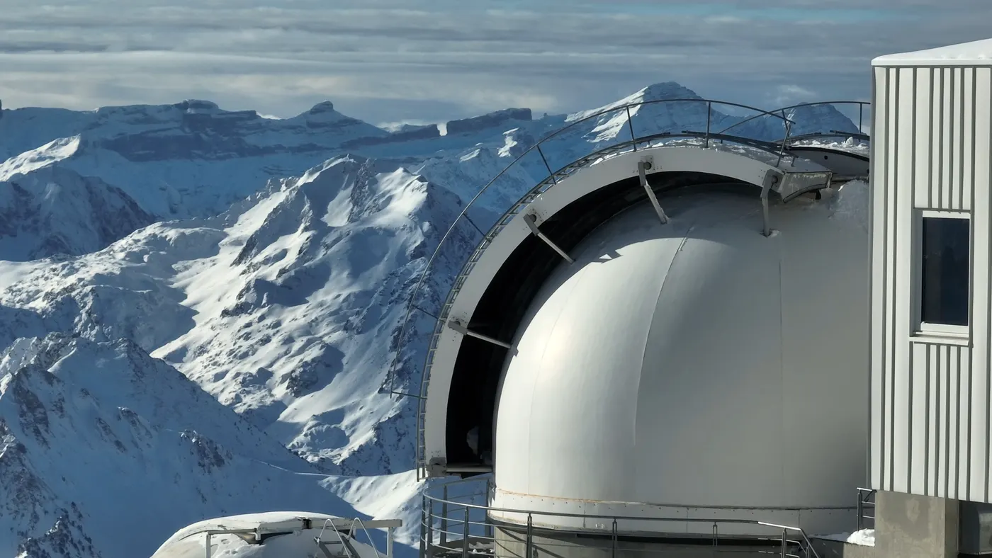 Coupole du Pic du Midi face aux sommets enneigés des Pyrénées