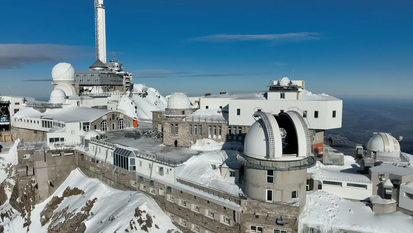 Les coupoles de l'observatoire du Pic du Midi dans la neige, photographiées par drone